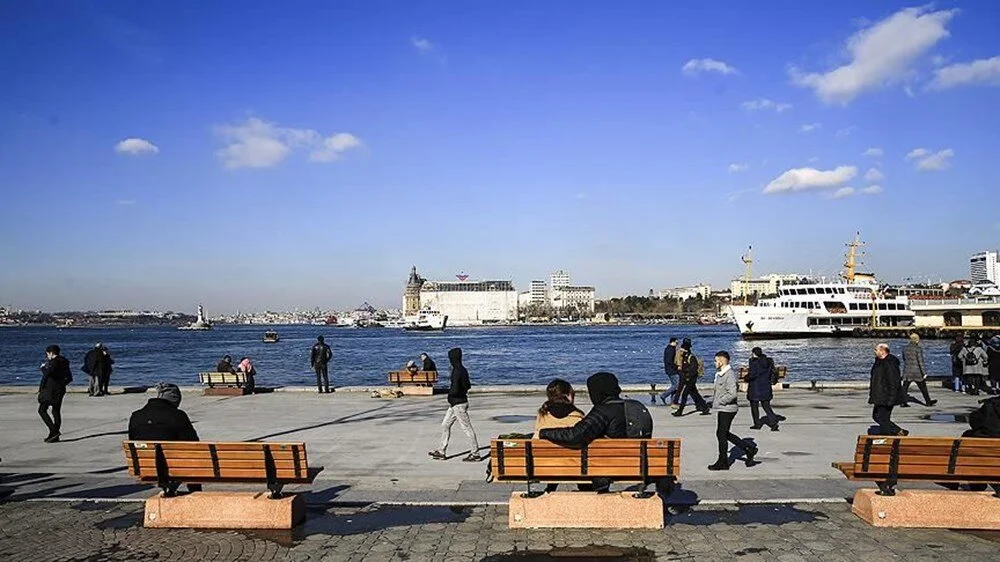 İstanbul'da havalar açıyor. Kışlıklar yeniden dolaba kalkıyor