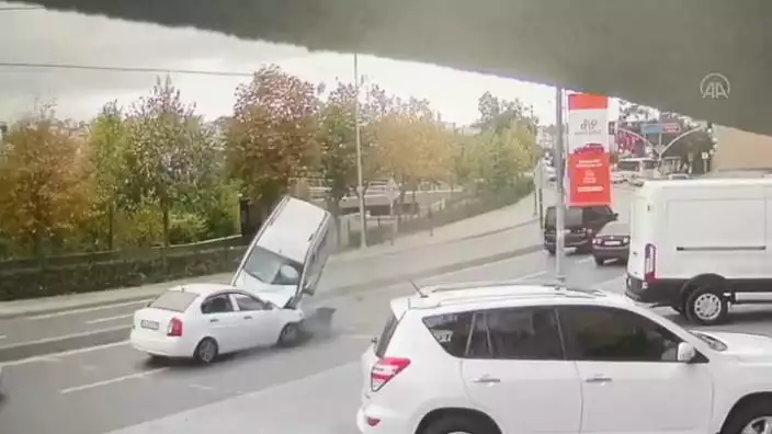 Eyüpsultan'da trafik kazası, Karşı şeritteki aracın üzerine çıktı