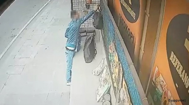 Kırtasiyeden iki çantayı alan hırsız kameraya yakalandı