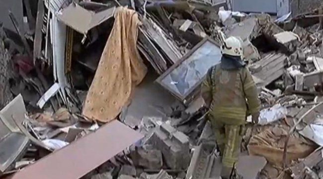 İstanbul Fatih'de 3 katlı bina çöktü, Bölgeye çok sayıda ekip sevk edildi.
