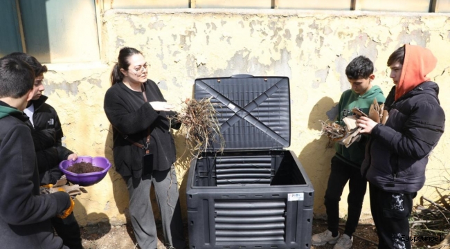 Kemerburgaz'da öğrenciler Tarım 4.0 politikaları uygulamalarıyla kompost kurdular