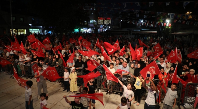 Eyüpsultan Belediyesi, 15 Temmuz hain darbe girişimine karşı bir olan, beraber olan, vatan uğruna seve seve canlarını feda ederek destan yazanlar için Eyüpsultan Meydanı'nda anma programı düzenledi.