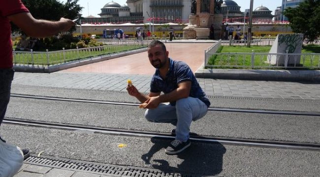 İstanbul'da sıcak asfalt üzerinde yumurta pişirdi ekmek banarak yedi