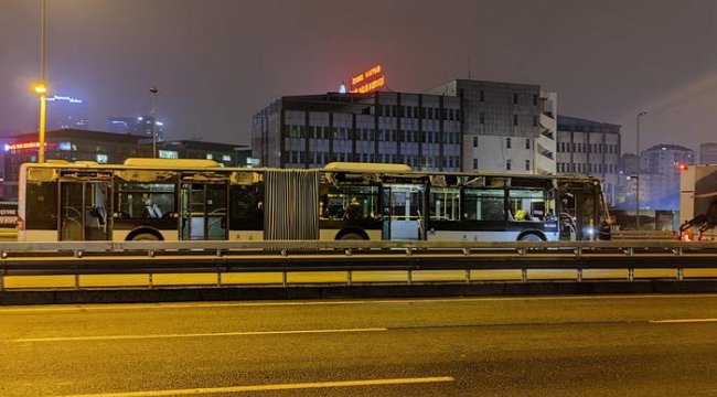 İstanbul'da metrobüs kaza yaptı! Bir yolcu yaralandı