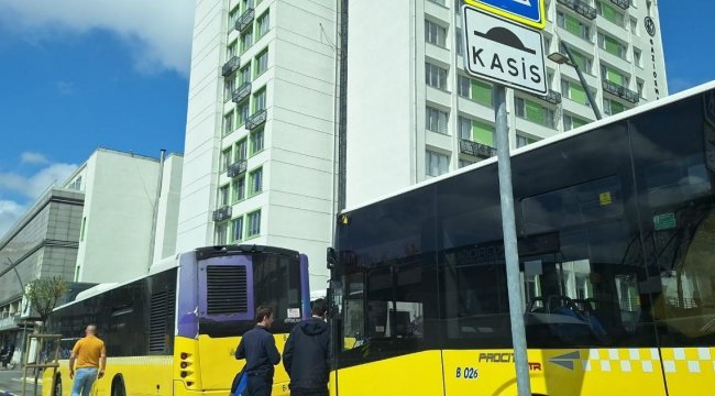 Gaziosmanpaşa'da gaz pedalı takılı kalan İETT otobüsü duraktaki otobüslere çarptı