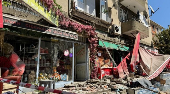 Kartal'da 5 katlı binanın birinci katındaki balkon çöktü