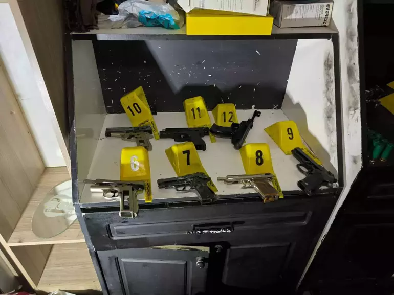 Eyüpsultan'da silah ve uyuşturucu madde operasyonu
