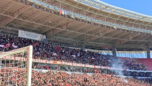 Eskişehirspor Tribünlerinde Yine Şov Vardı: 20 Bini Aşkın Taraftar Maça Akın Etti!