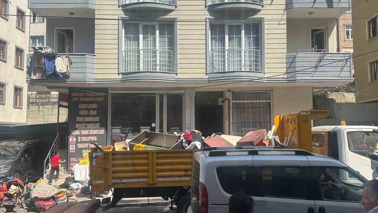 Eyüpsultan'da Çöp Ev Vatandaşı Çileden Çıkardı!